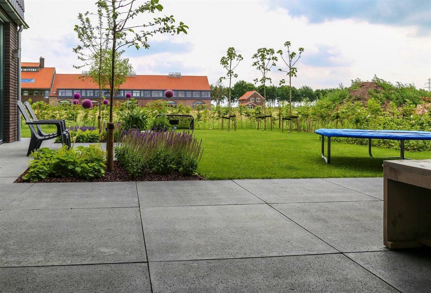 Tuin van Lensen Hoveniers met terras, borders en gazon