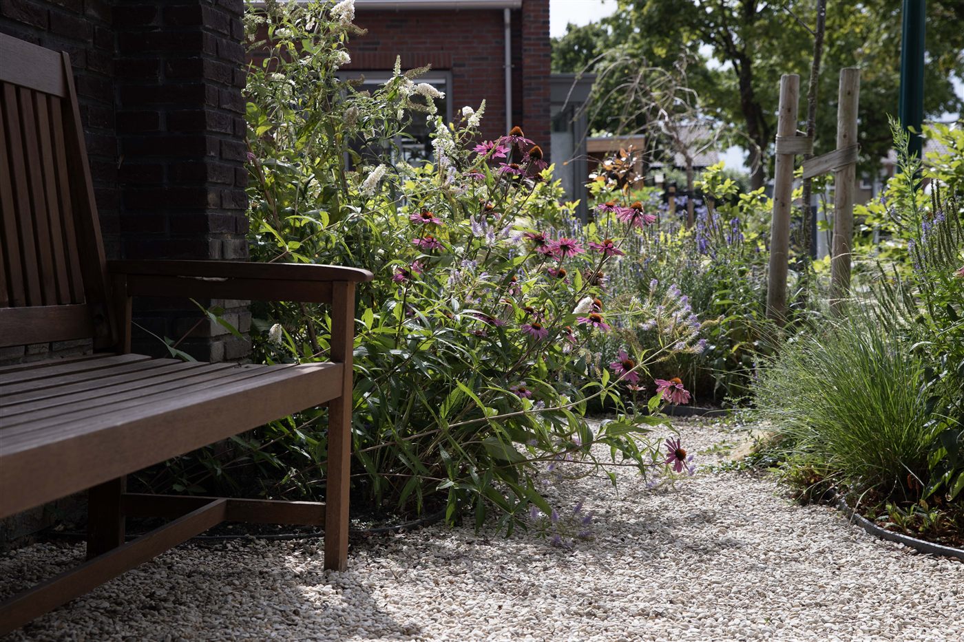 Tuin van Verdi Tuinen met bank en bloeiende border