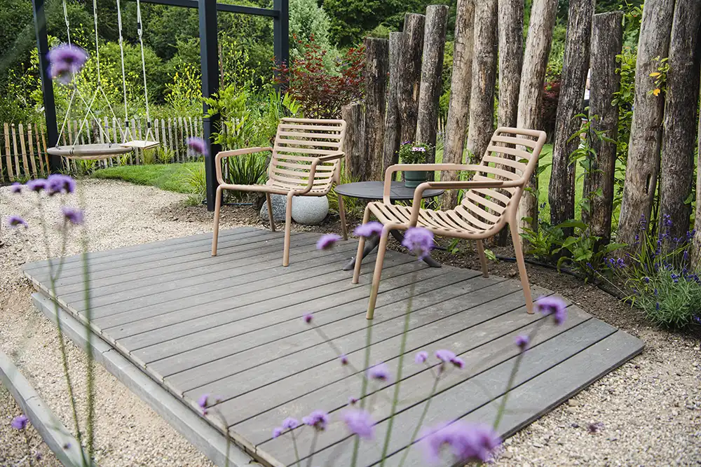 Speelse tuin met gazon, stalen pergola en robiniahouten palen