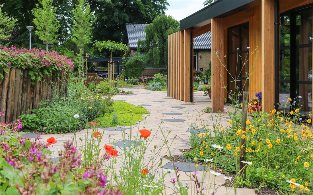 Natuurlijke tuin met ronde vormen en kleurrijke beplanting